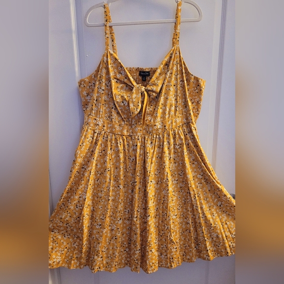 🌼Torrid Yellow Floral Midi Dress - Picture 3 of 12